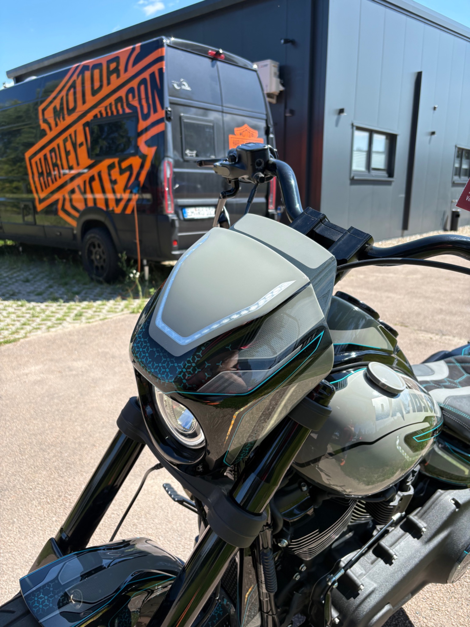 Harley-Davidson vor der Werkstatt