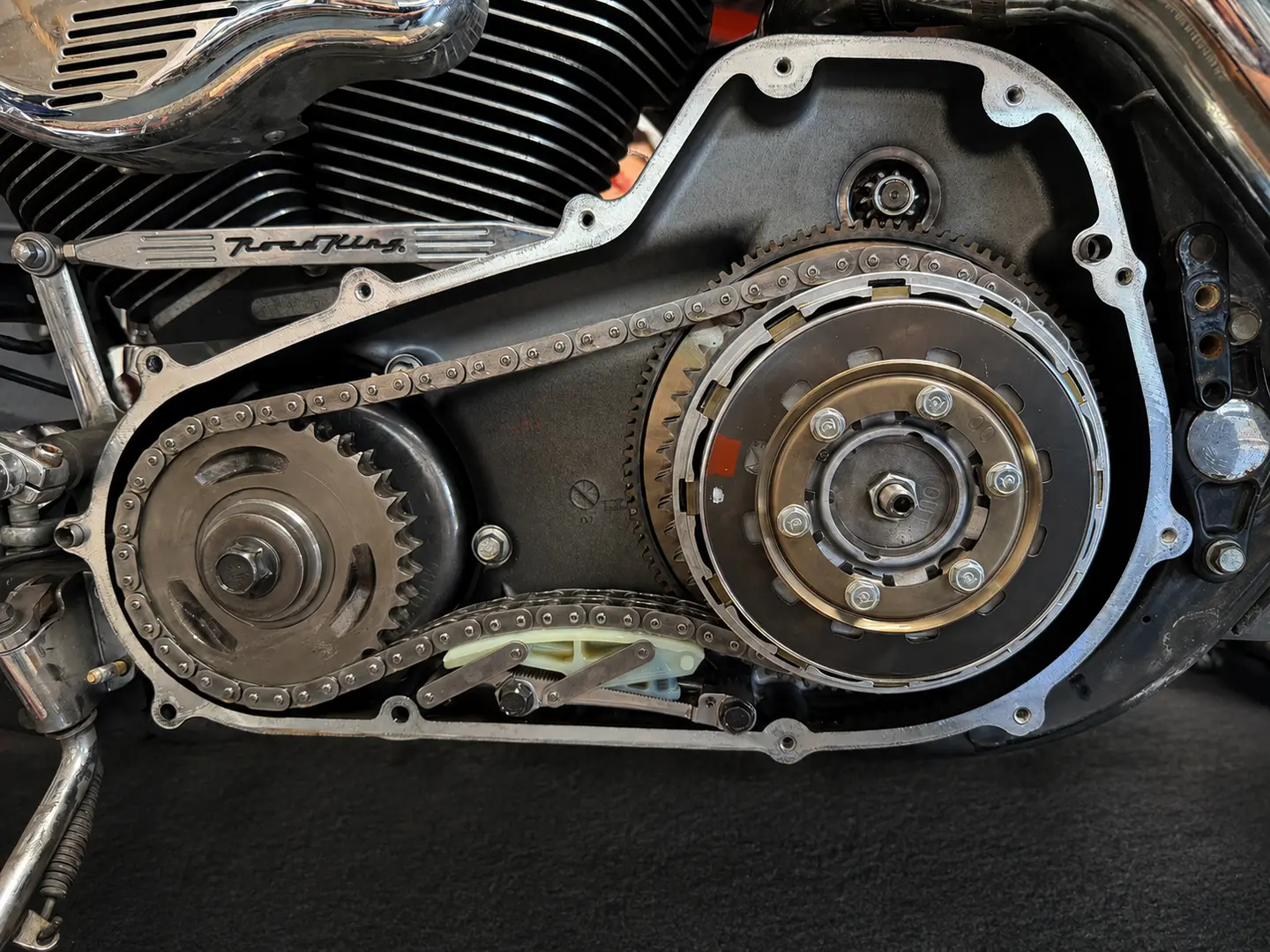 Offener Primärantrieb einer Harley-Davidson bei einer Reparatur