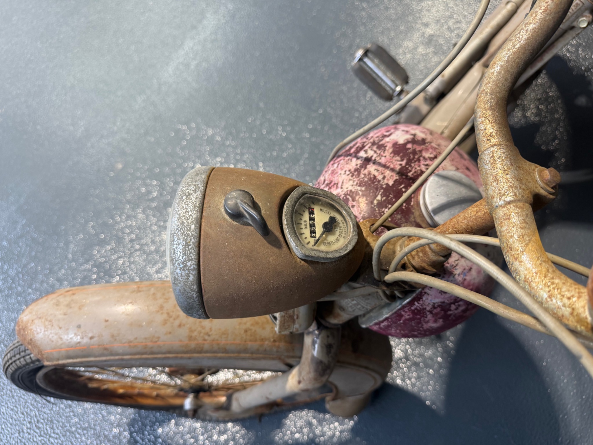Patinierter Scheinwerfer und Tacho des historischen Rheinmetall-Mopeds