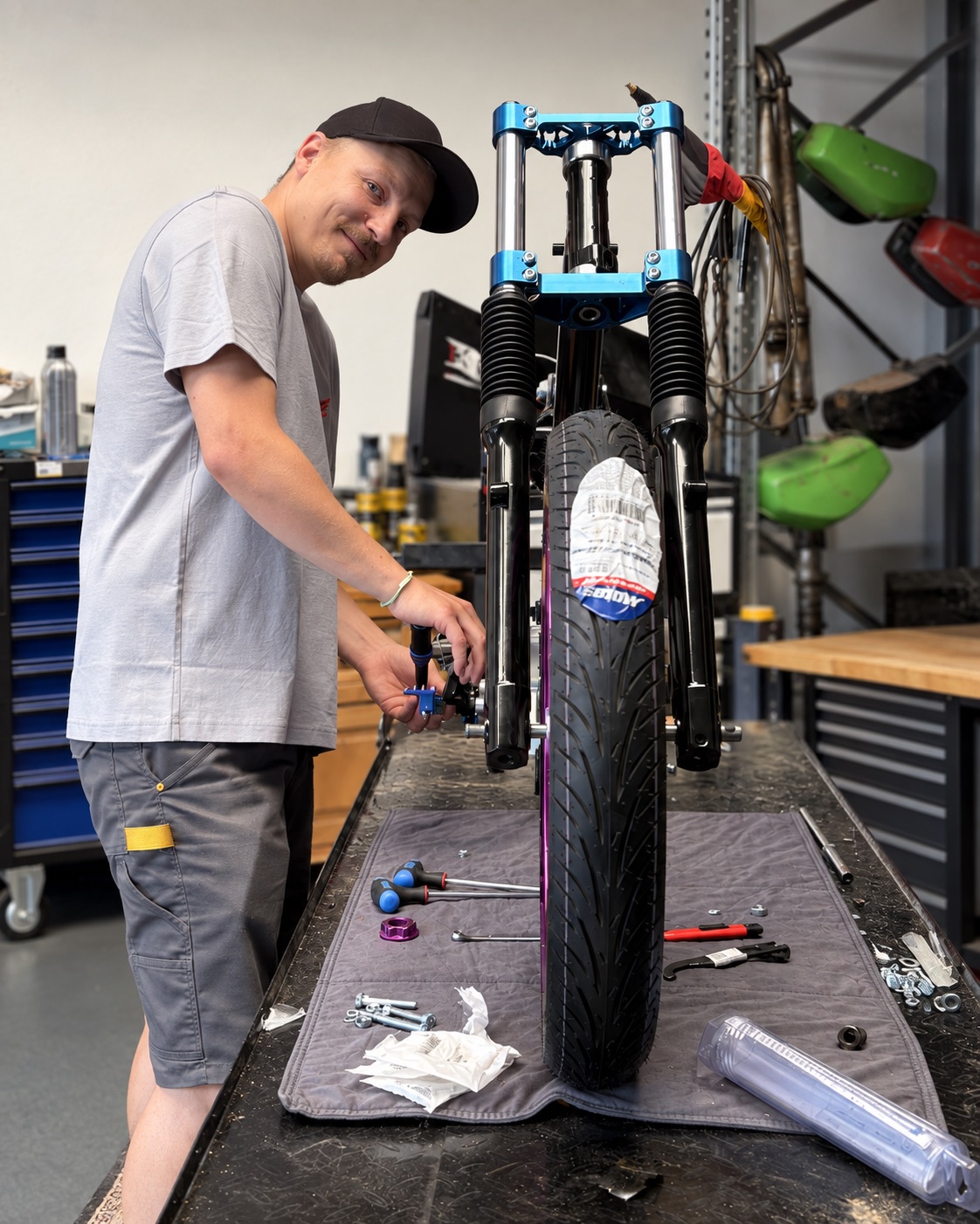 Eric bei der Arbeit an einem Motorrad