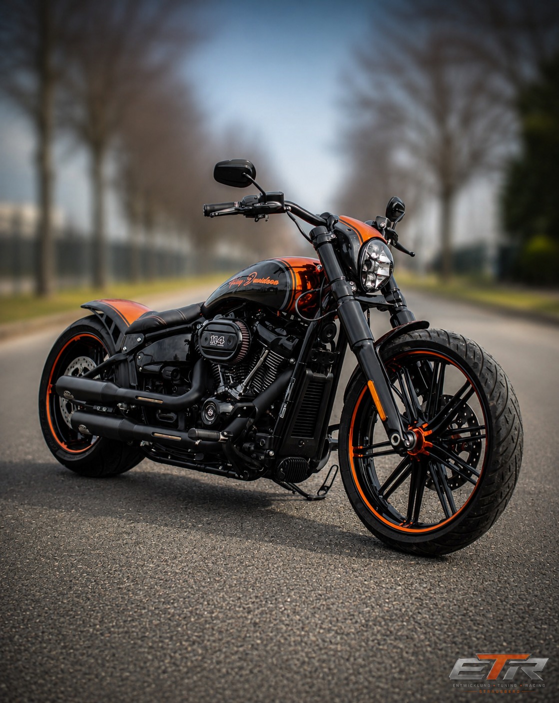 Individuell umgebaute orange Harley-Davidson Breakout