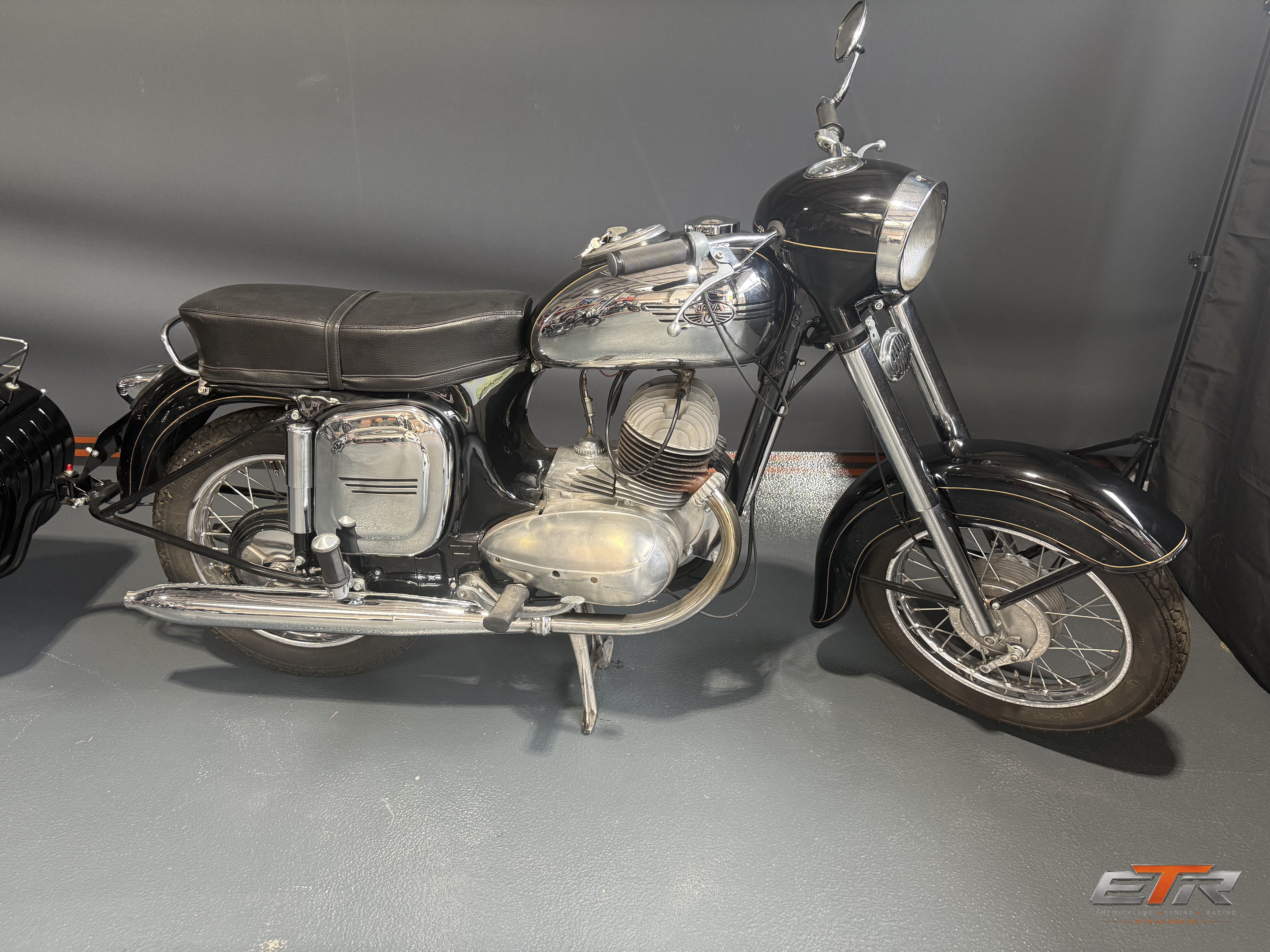Jawa 354 mit Anhänger PAV 40 – Foto 3